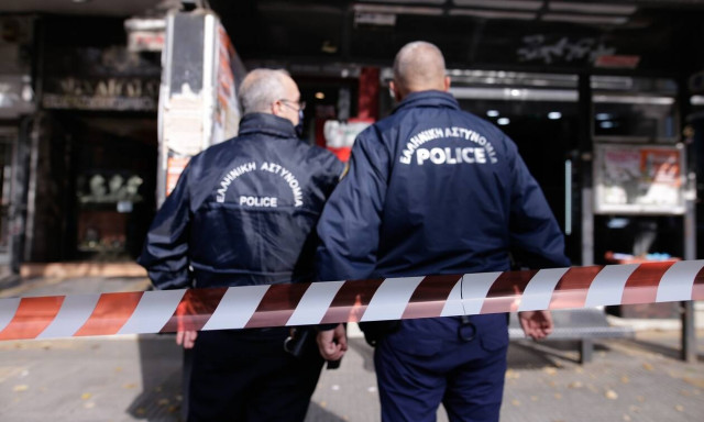 Άνδρες της ΕΛ.ΑΣ. έξω από το μίνι μάρκετ που δολοφονήθηκε ο 44χρονος