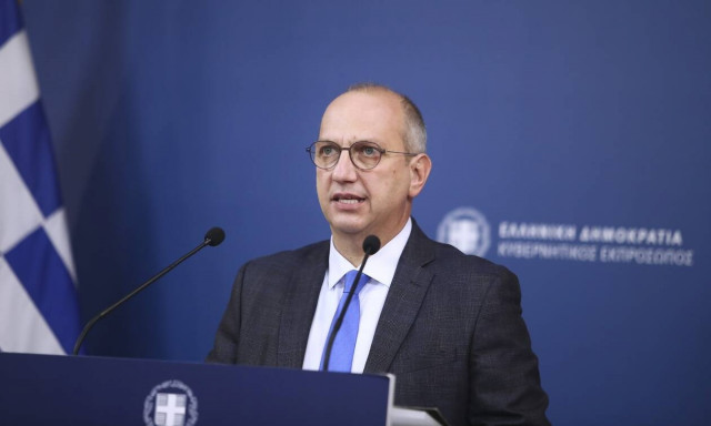 O Γιάννης Οικονόμου στην ενημέρωση των πολιτικών συντακτών