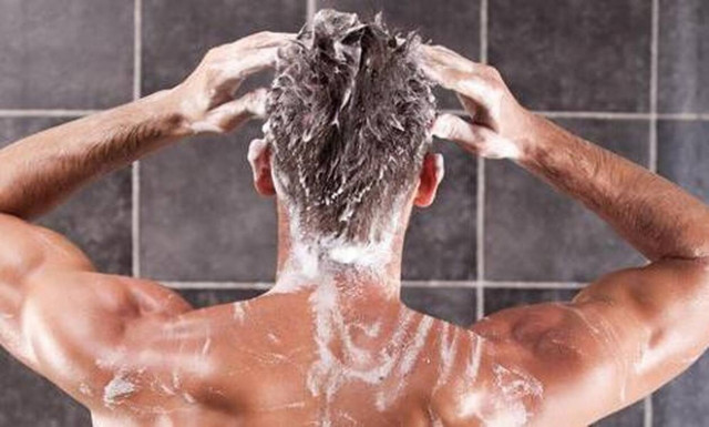 Όταν λούζεσαι με αυτόν τον τρόπο καταστρέφεις τα μαλλιά σου