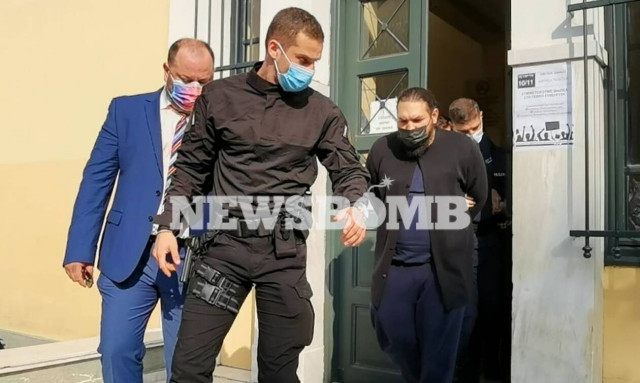 Ολοκληρώθηκε η απολογία του ιερέα για την επίθεση με βιτριόλι - Επιστρέφει στο ψυχιατρείο