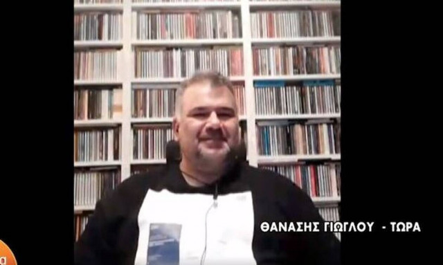 Viral ο πολίτης που τύπωσε το πιστοποιητικό εμβολιασμού σε… μπλούζα!