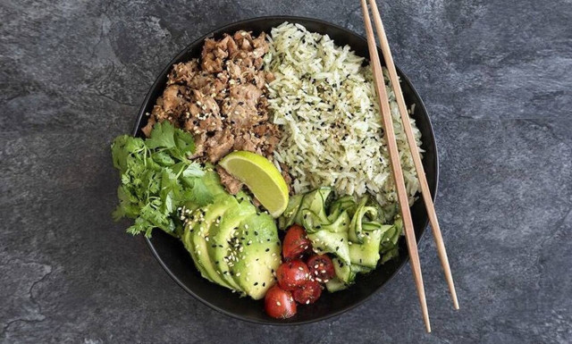 Φτιάξτε εύκολα και γρήγορα poke bowl με τόνο