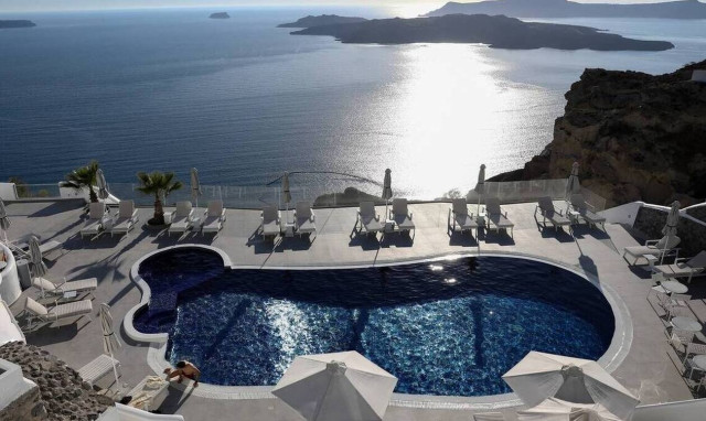 Greek and Italian researchers team up to study Santorini volcanos