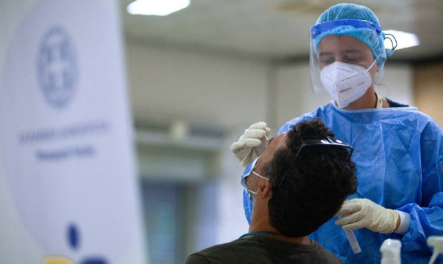 Τζανάκης στο Newsbomb.gr: 11.000 κρούσματα τις επόμενες μέρες –Πότε θα αυξηθούν οι «σκληροί» δείκτες