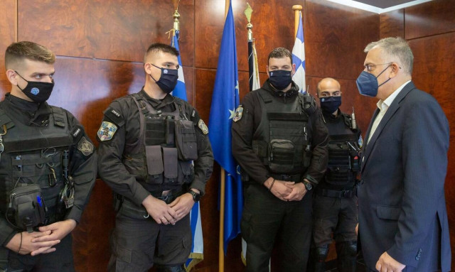 Ο διάλογος Θεοδωρικάκου με τους αστυνομικούς που δώρισαν χρήματα σε ηλικιωμένους