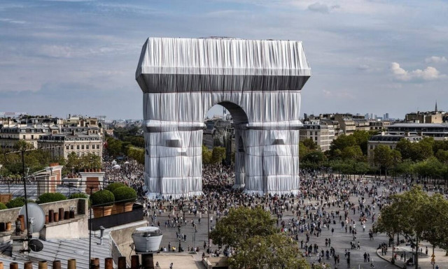 Παρίσι: Σχεδόν στα έξι εκατομμύρια είδαν την Αψίδα του Θριάμβου «τυλιγμένη» (pics)