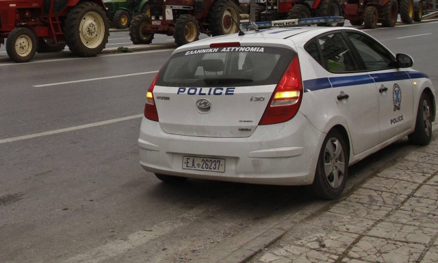 Βόλος: Άγριος καβγάς ζευγαριού ηλικιωμένων – Την έπιασε από τα μαλλιά κι αυτή του πέταξε πέτρα