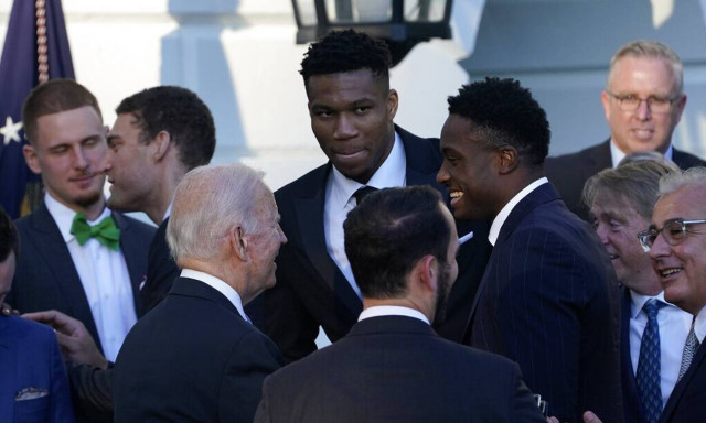 Γιάννης Αντετοκούνμπο: Η έκπληξη στον Τζο Μπάιντεν και η αντίδραση του πλανητάρχη (pics+video)