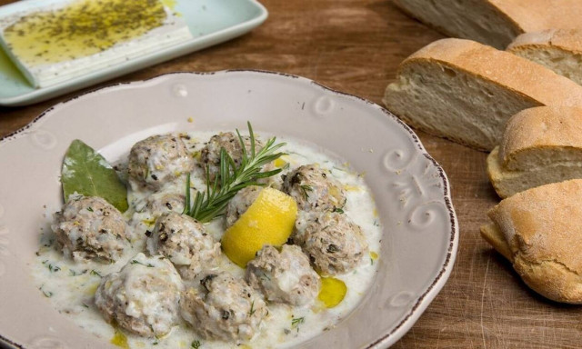 Συνταγή για πεντανόστιμα γιουβαρλάκια με γιαούρτι