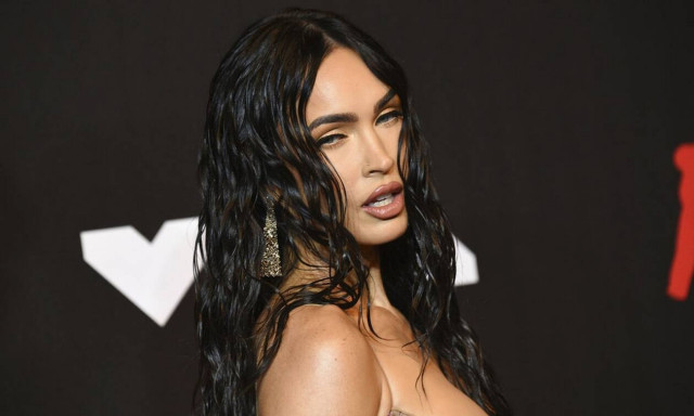 Μέγκαν Φοξ: Στη Σαντορίνη η διάσημη ηθοποιός με τον σύντροφό της (pics)