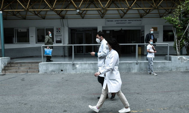 Μπουλμπασάκος στο Newsbomb.gr: Όλο και νεότεροι στις ΜΕΘ – Στενεύουν τα περιθώρια στο Σύστημα Υγείας