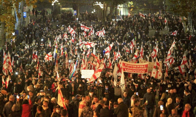Γεωργία: Μαζική διαδήλωση υπέρ του φυλακισμένου πρώην προέδρου Σαακασβίλι που κάνει απεργία πείνας