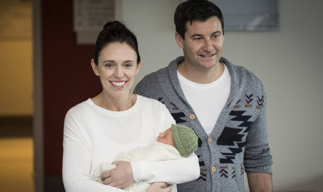 Nέα Ζηλανδία: Η στιγμή που η πρωθυπουργός διέκοψε «live» για να…κοιμίσει την κόρη της (video)