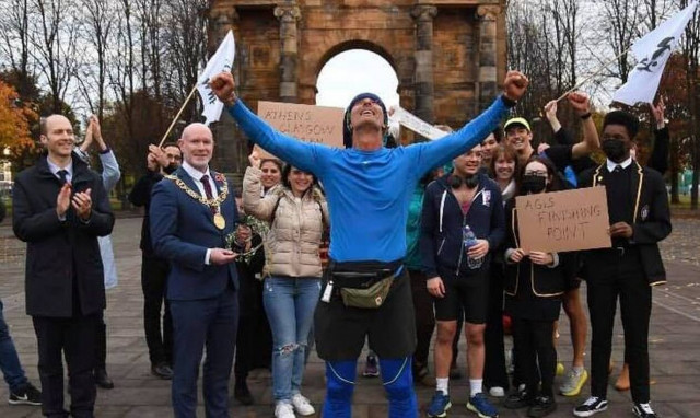 Αθήνα - Γλασκώβη: Ο Άγης Εμμανουήλ έτρεξε 2.412 χλμ. και μιλάει στο Newsbomb.gr για τον «άθλο» του