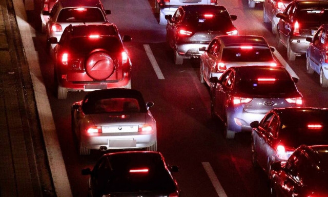 Κίνηση τώρα: Καραμπόλα στην Αττική Οδό - Έκλεισαν λωρίδες, ουρές χιλιομέτρων