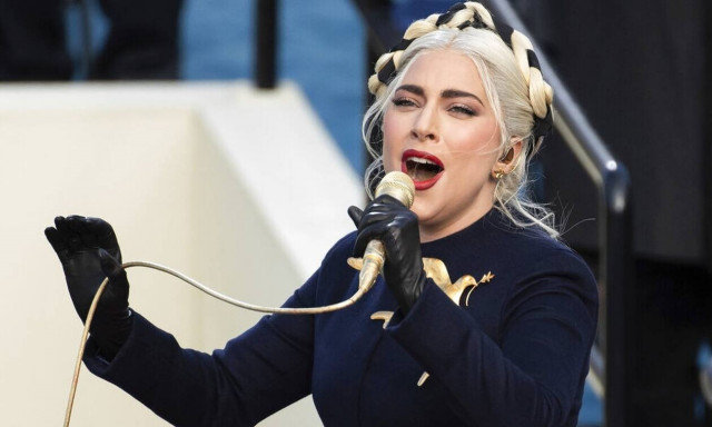 H Lady Gaga φόρεσε αλεξίσφαιρο φόρεμα στην ορκωμοσία Μπάιντεν; Η απάντηση του οίκου μόδας