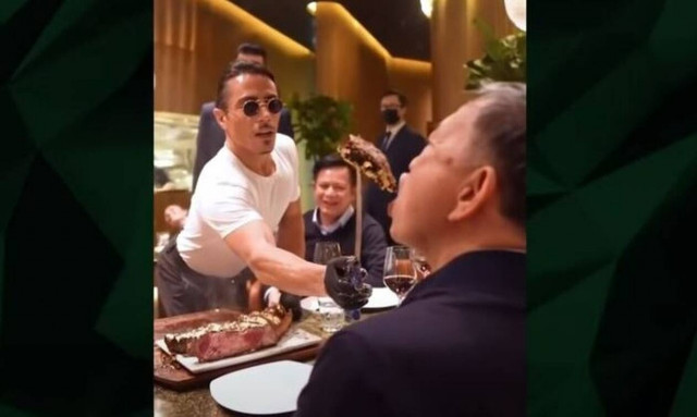 Salt Bae: Σάλος με το βίντεο της «χρυσής μπριζόλας» σε υπουργό του Βιετνάμ – O ρόλος του Facebook