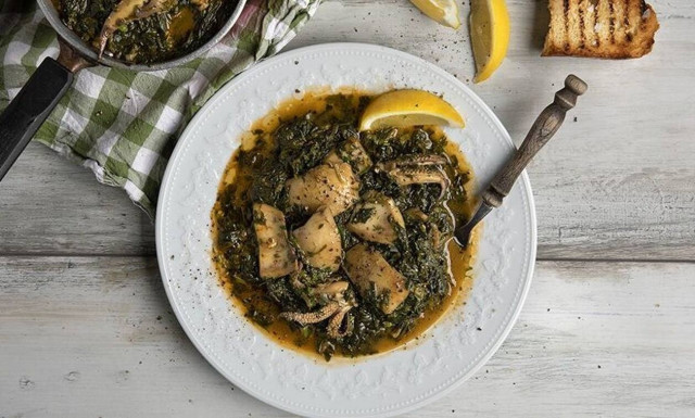 Πεντανόστιμες σουπιές με σπανάκι - Συνταγή του Άκη Πετρετζίκη