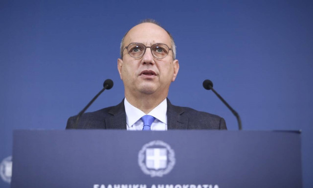 O Γιάννης Οικονόμου στην ενημέρωση των πολιτικών συντακτών