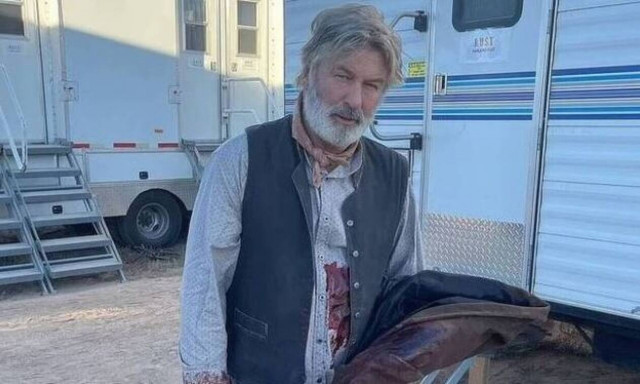 Άλεκ Μπάλντουιν: Ο ηλεκτρολόγος μηνύει τον ηθοποιό για αμέλεια - «Η σφαίρα πέρασε ξυστά κι απο μένα»