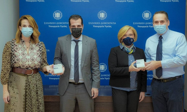 Μονοκλωνικά αντισώματα: Πλεύρης και Γκάγκα παρέλαβαν επισήμως τις πρώτες παρτίδες