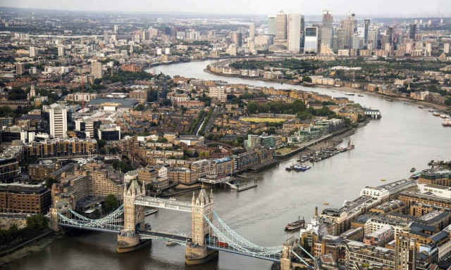 Τι συμβαίνει και ο Τάμεσης γέμισε καρχαρίες;