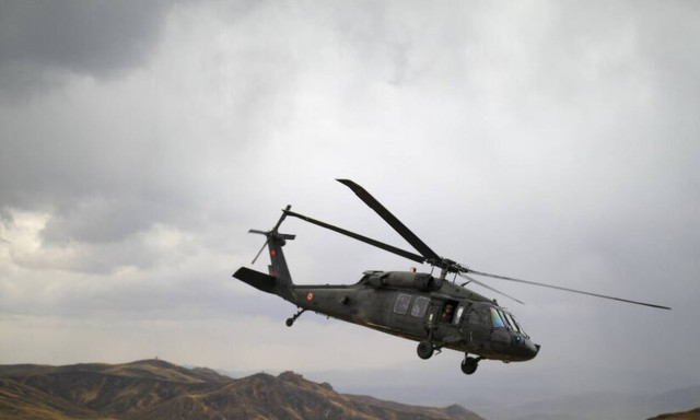 Ιράν: Αναγνωριστική πτήση ιρανικού στρατιωτικού ελικοπτέρου γύρω από αμερικανικό ελικοπτεροφόρο