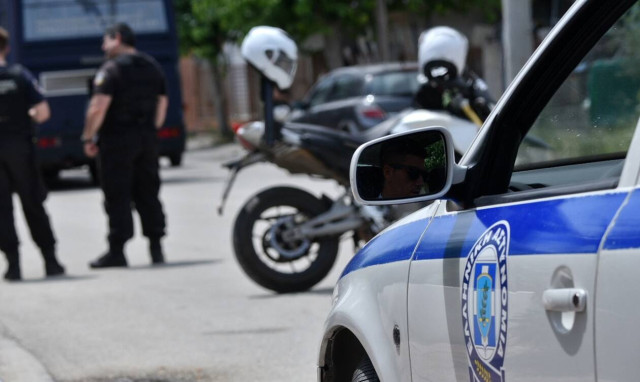 Two young men arrested on suspicion of throwing firebomb at police offices in Piraeus