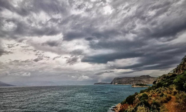 Καιρός: Συννεφιασμένη Κυριακή με βροχές και καταιγίδες - Πού θα βρέξει (χάρτες)