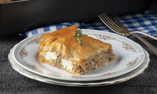 Πεντανόστιμη κρεμμυδόπιτα με θυμάρι και φέτα