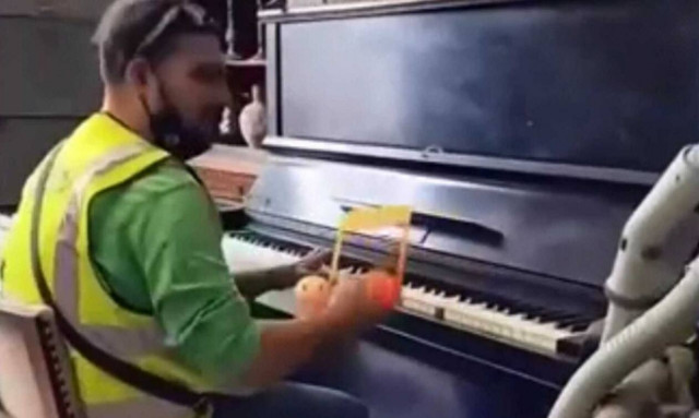 Καλλιθέα: Ντελιβεράς πήγε παραγγελία και έδωσε ρεσιτάλ πιάνου (video)