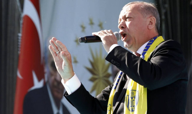 Ο Ερντογάν το έριξε ξανά στο τραγούδι – Τραγούδησε για τη «μάχη του Τσανάκκαλε»