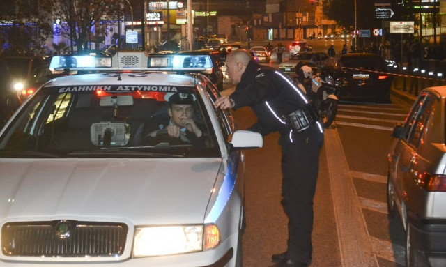 Μεταμόρφωση: Τέσσερις Ρομά κυκλοφορούσαν με 10.000 ευρώ, όπλο και ποσότητα ηρωίνης