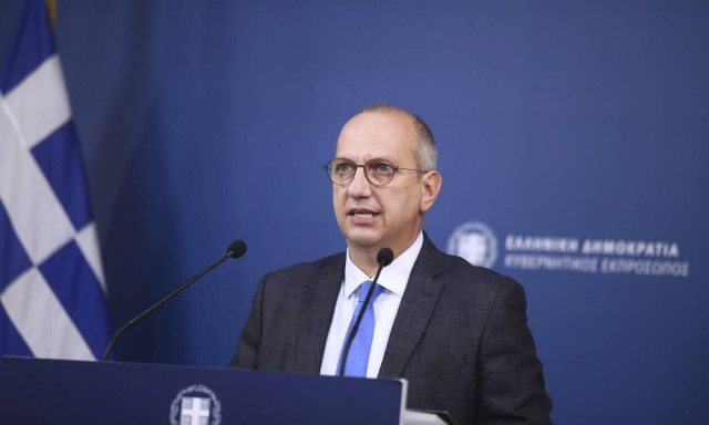 O Γιάννης Οικονόμου στην ενημέρωση των πολιτικών συντακτών