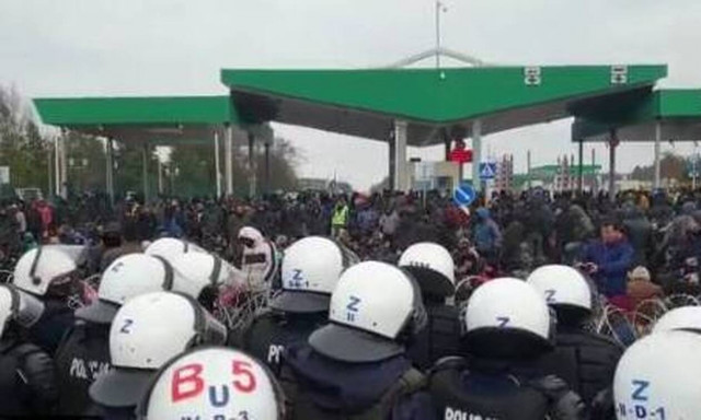 Πολωνία: Μετανάστες συγκεντρώνονται σε φυλάκιο στα σύνορα με τη Λευκορωσία (vid)