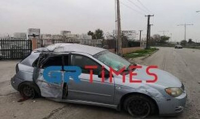 Απίστευτο τροχαίο στη Θεσσαλονίκη: Αυτοκίνητο έκοψε κολόνα της ΔΕΗ (pics & vid)