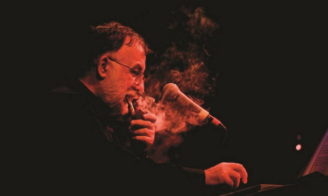 Αφιέρωμα στον Θάνο Μικρούτσικο στο Christmas Theater