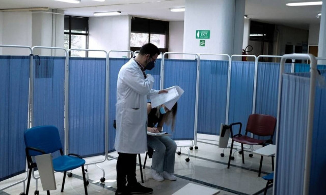 Εξαδάκτυλος: Οι εμβολιασμένοι να προχωρήσουν σε τρίτη δόση - Τι ισχύει με την ανοσία της αγέλης