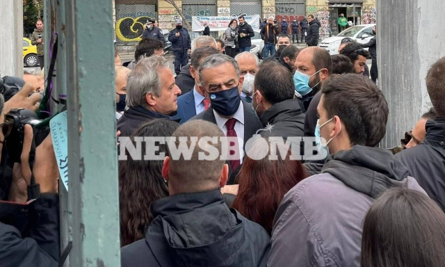 Πολυτεχνείο: Ένταση στην πύλη! Πέταξαν το στεφάνι των Ελλήνων βουλευτών