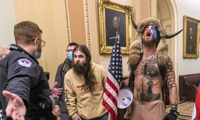ΗΠΑ: Σε φυλάκιση 41 μηνών καταδικάστηκε ο «σαμάνος του QAnon» για την εισβολή στο Κογκρέσο
