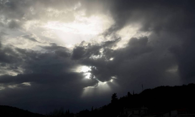 Καιρός: Μικρή άνοδος της θερμοκρασίας την Πέμπτη (18/11) - Πού θα σημειωθούν βροχές και καταιγίδες