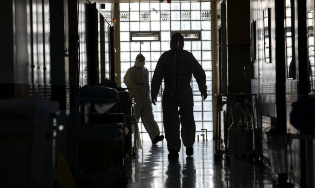 Κρούσματα σήμερα: «Τα μηνύματα δεν είναι καλά, δεν υπάρχει έλεγχος» - 928 νεκροί σε δύο εβδομάδες