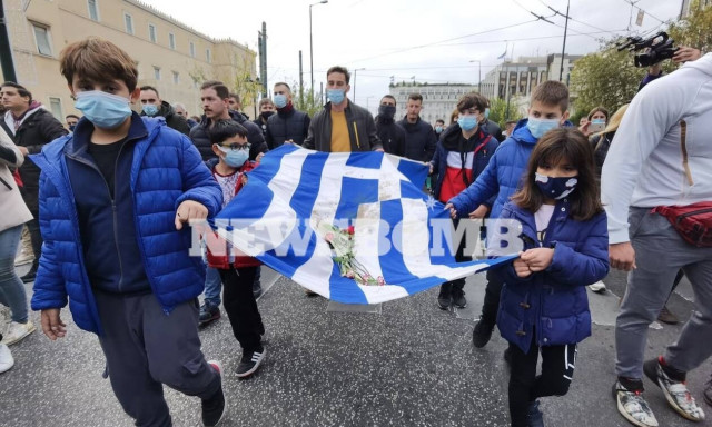 Επέτειος Πολυτεχνείου: Στα χέρια παιδιών η αιματοβαμμένη σημαία - Έφτασε στην Αμερικανική Πρεσβεία