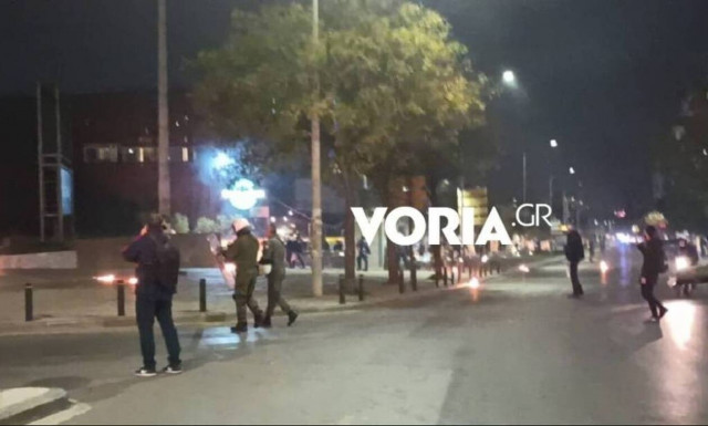 Θεσσαλονίκη: Επεισόδια μετά την πορεία του Πολυτεχνείου - Μολότοφ και χημικά μπροστά από το ΑΠΘ