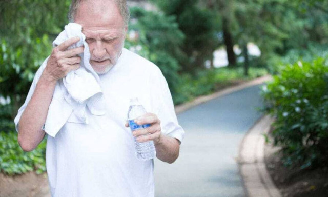 Πώς θα καταλάβεις ότι έχεις αφυδατωθεί και πρέπει να πιείς αμέσως νερό