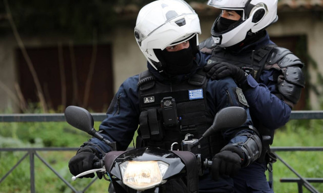 Πίτμπουλ επιτέθηκε και τραυμάτισε αστυνομικό με εντολή του ιδιοκτήτη του - Του φώναξε «φα' τους»