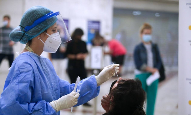 Αλλάζει η έκθεση του ΕΟΔΥ – Κρούσματα, θάνατοι και διασωληνώσεις σε εμβολιασμένους και μη