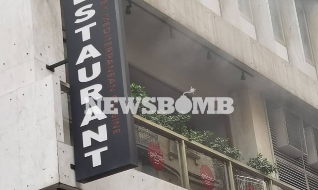 Μεγάλη φωτιά στην οδό Μητροπόλεως, σε εστιατόριο στο κέντρο της Αθήνας