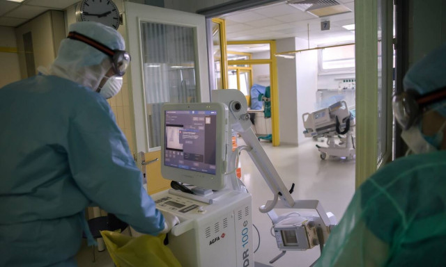 Κρούσματα σήμερα: Σε 17 ημέρες αγγίξαμε τους νεκρούς όλου του Οκτωβρίου και του Σεπτεμβρίου