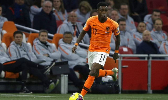 Ολλανδία: Δίωξη στον Κουίνσι Πρόμες για απόπειρα ανθρωποκτονίας - Μαχαίρωσε τον ξάδερφο του